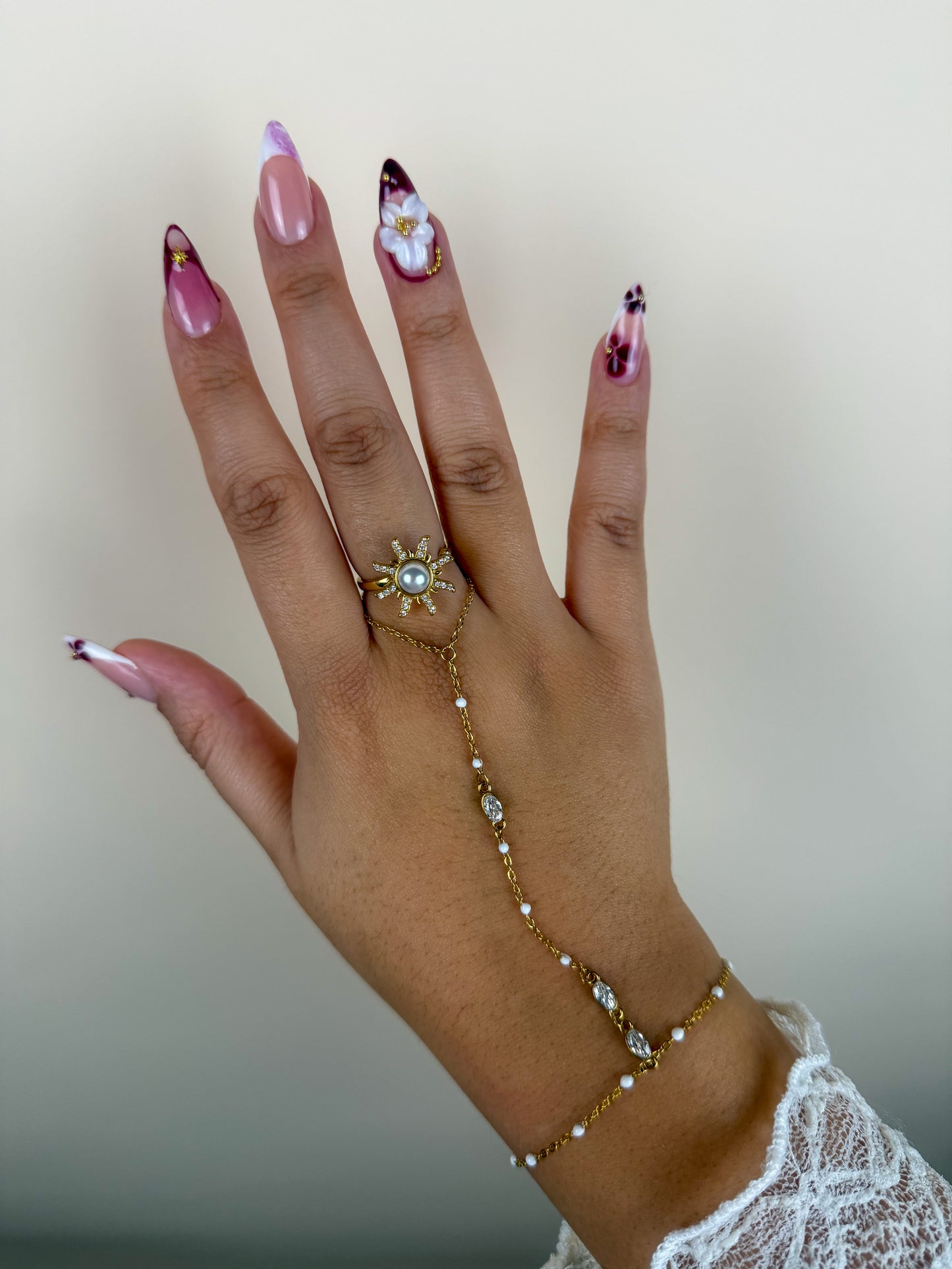 Chaîne de main Énora blanche